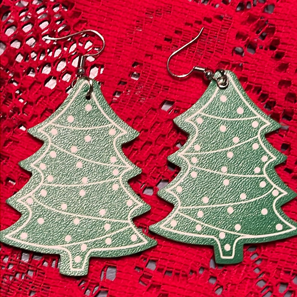 NEW B2G1 🎄"CHRISTMAS TREE" Holiday Earrings- green